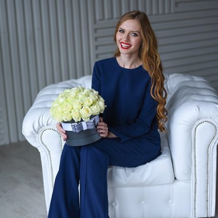 #.79 Hat box with flowers ''Lady of the flowers: 31 white roses in a hatbox''